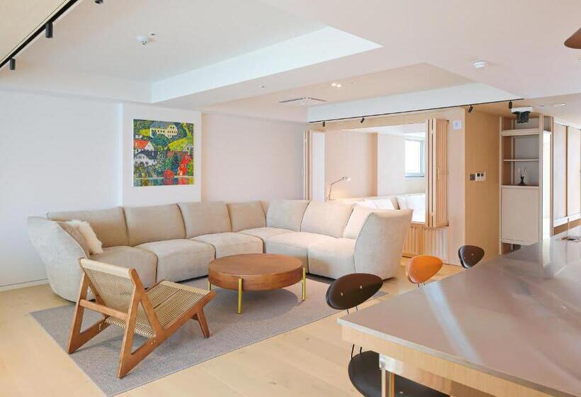 سوییت اجرایی, B Amu