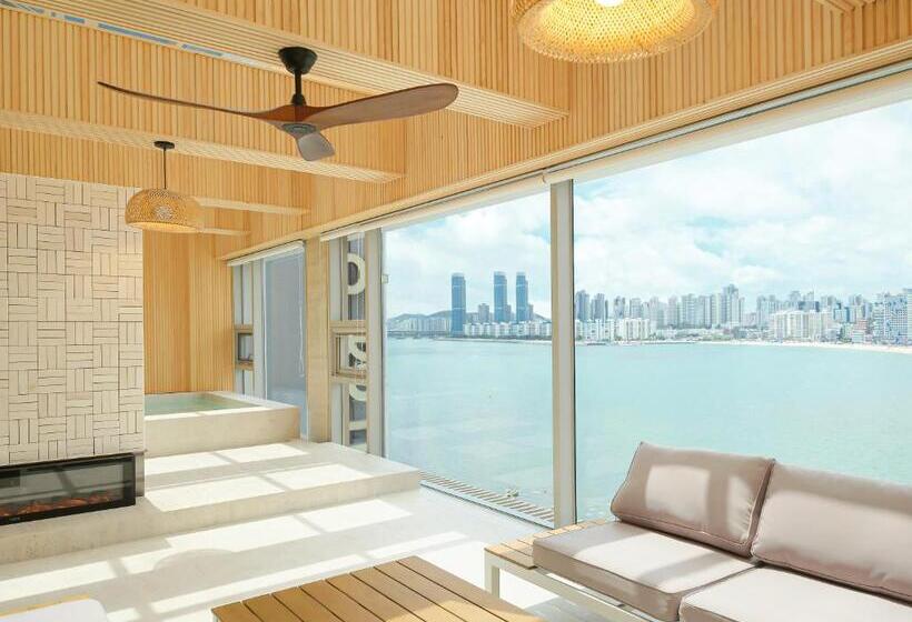 سوییت اجرایی, B Amu