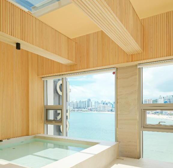 سوییت اجرایی, B Amu