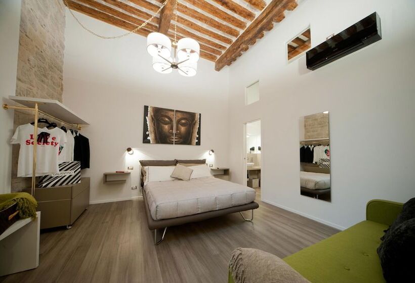 اتاق استاندارد سه نفره, Sotrani