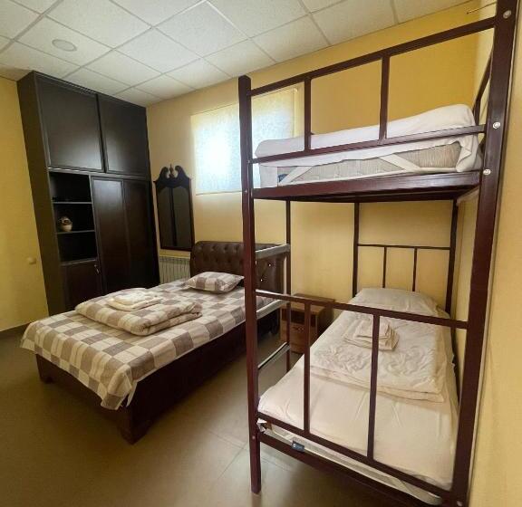 استودیوی استاندارد, Downtown B&b