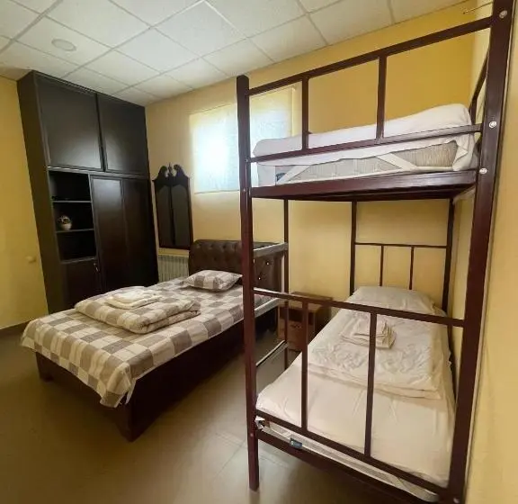 استودیوی استاندارد, Downtown B&b