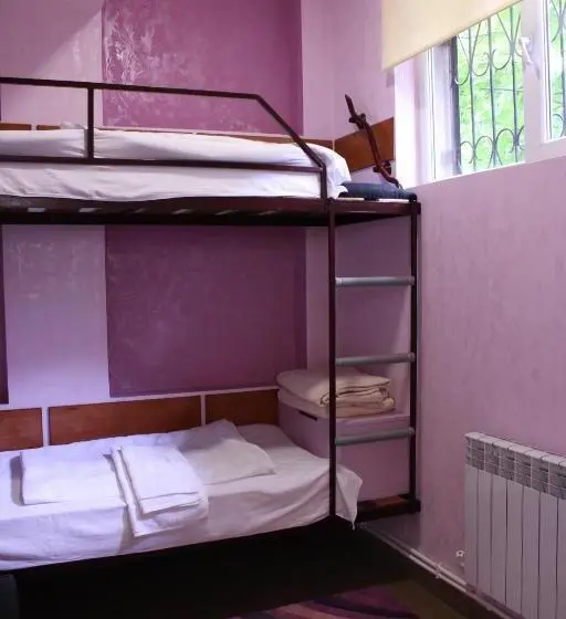 اتاق اکونومی, Downtown B&b