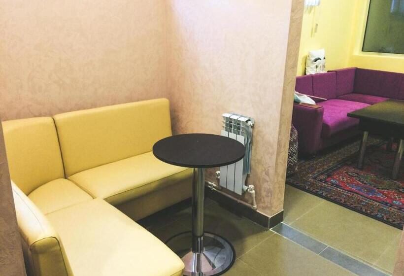 اتاق اکونومی, Downtown B&b