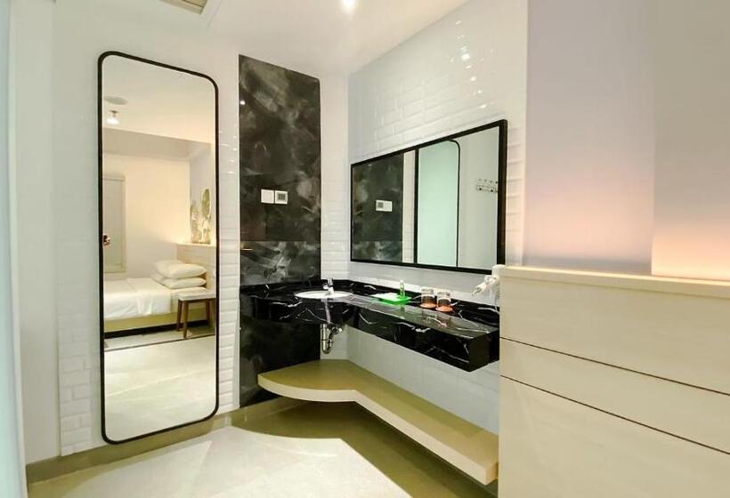 スイート, Pop! Hotel Solo