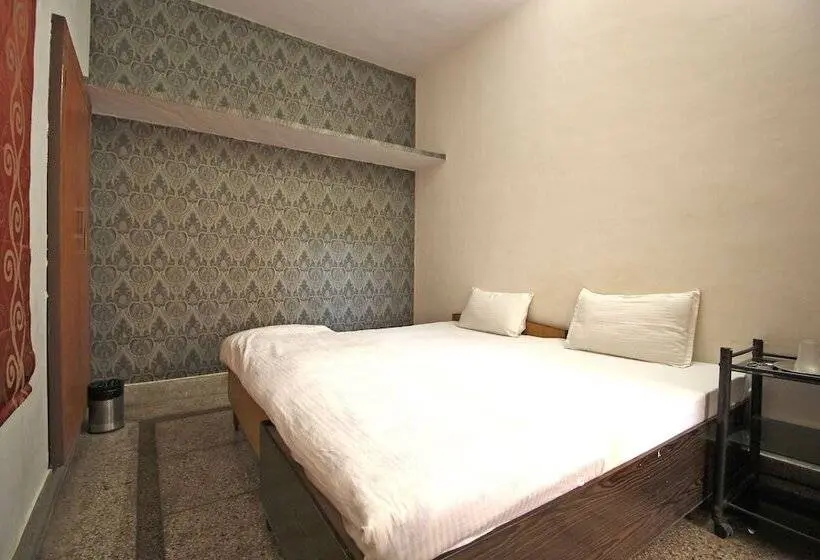 Economy Kamer, Vacation