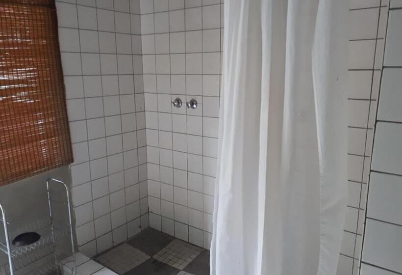 اتاق استاندارد با سرویس بهداشتی مشترک, Puccini House