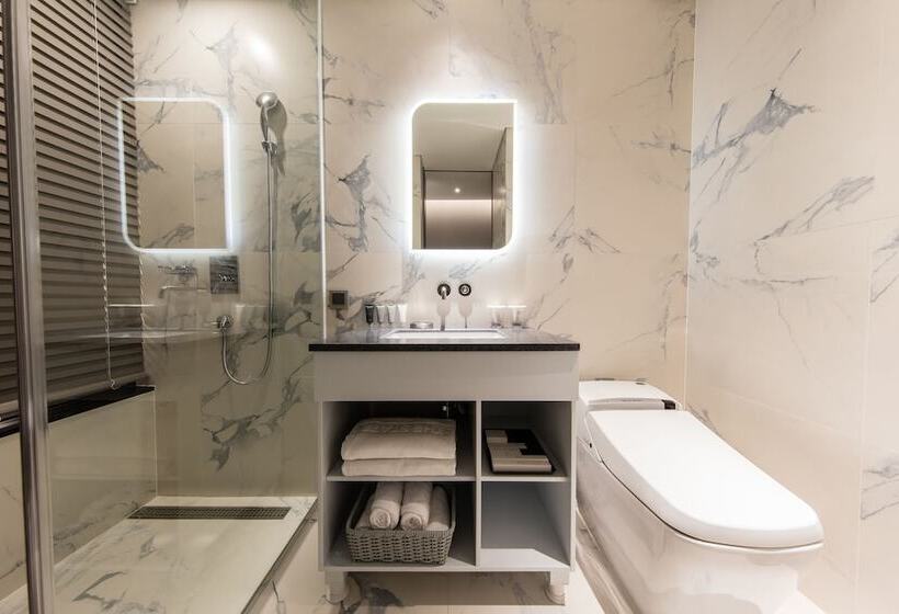 Cameră Superioară, The State Sunyu