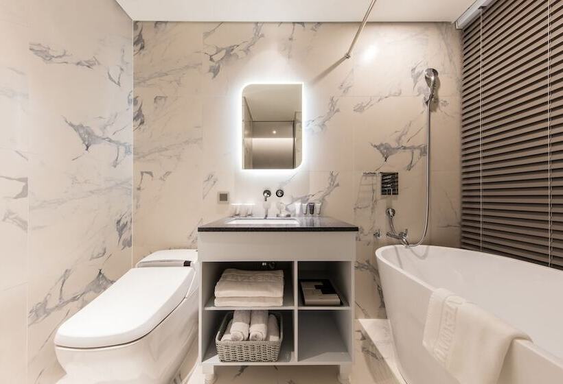 Cameră Superioară, The State Sunyu