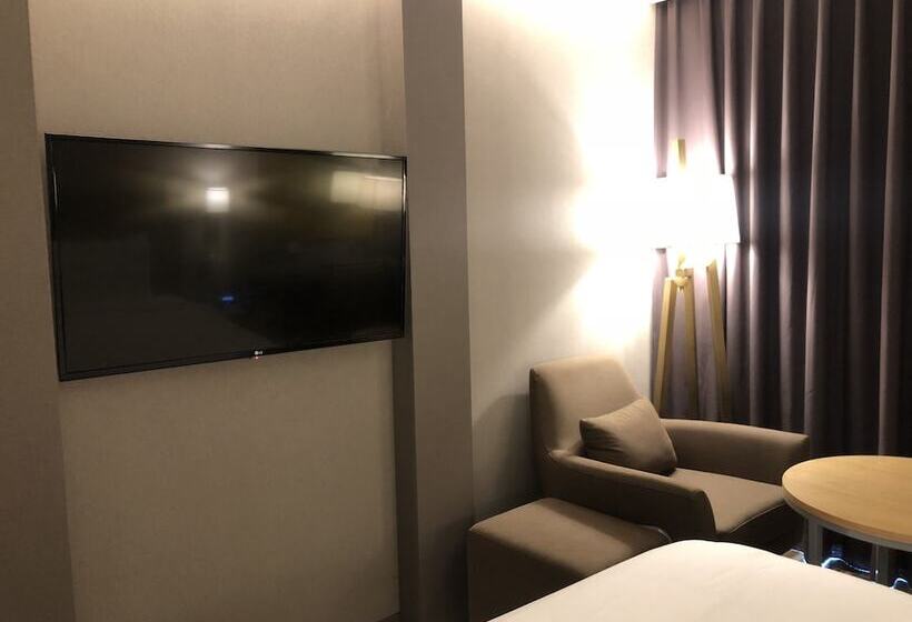 Cameră Superioară, The State Sunyu