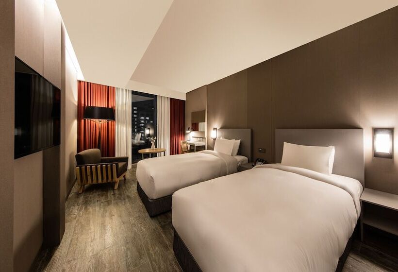 Cameră Deluxe, The State Sunyu