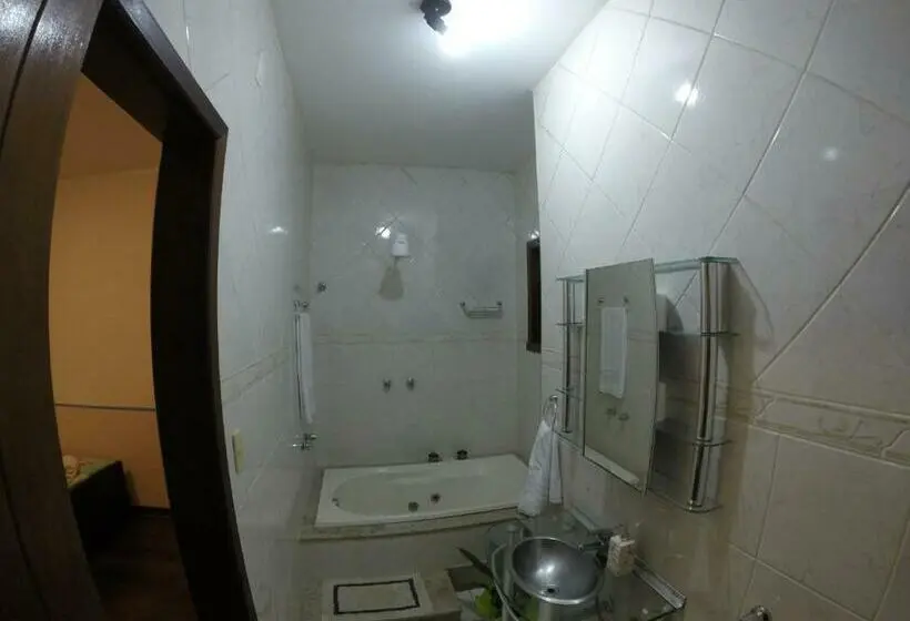 スイート, Hostel Lares