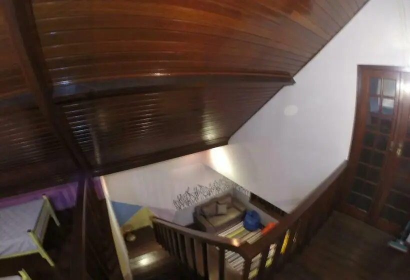 ルームシェアのワンベッド, Hostel Lares