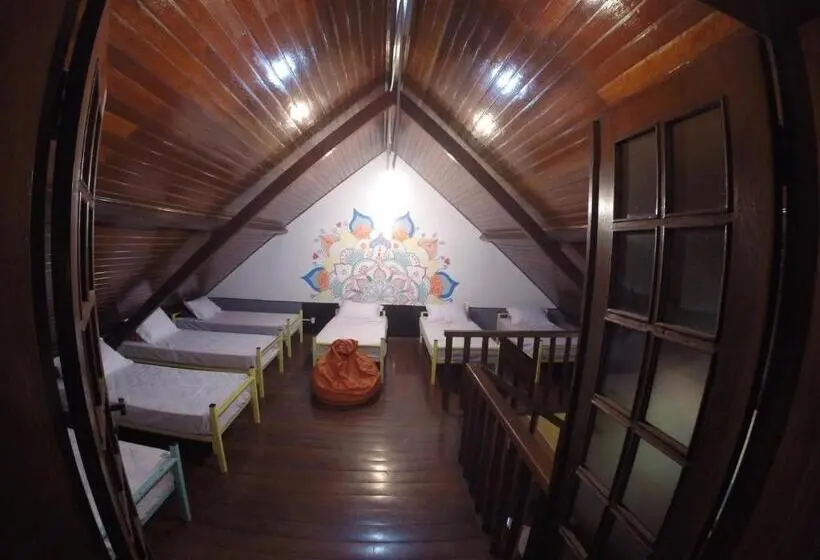 ルームシェアのワンベッド, Hostel Lares