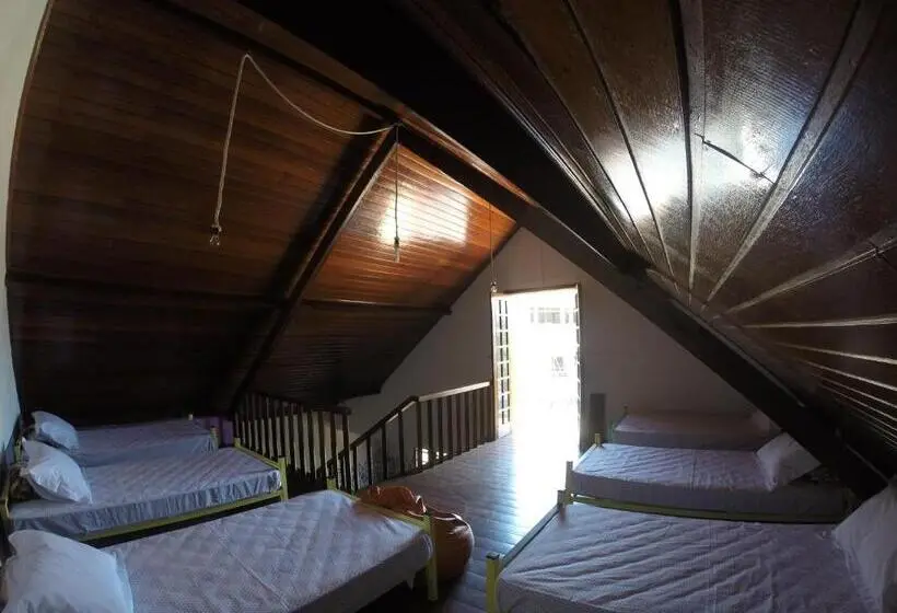 ルームシェアのワンベッド, Hostel Lares