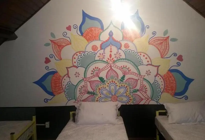 ルームシェアのワンベッド, Hostel Lares
