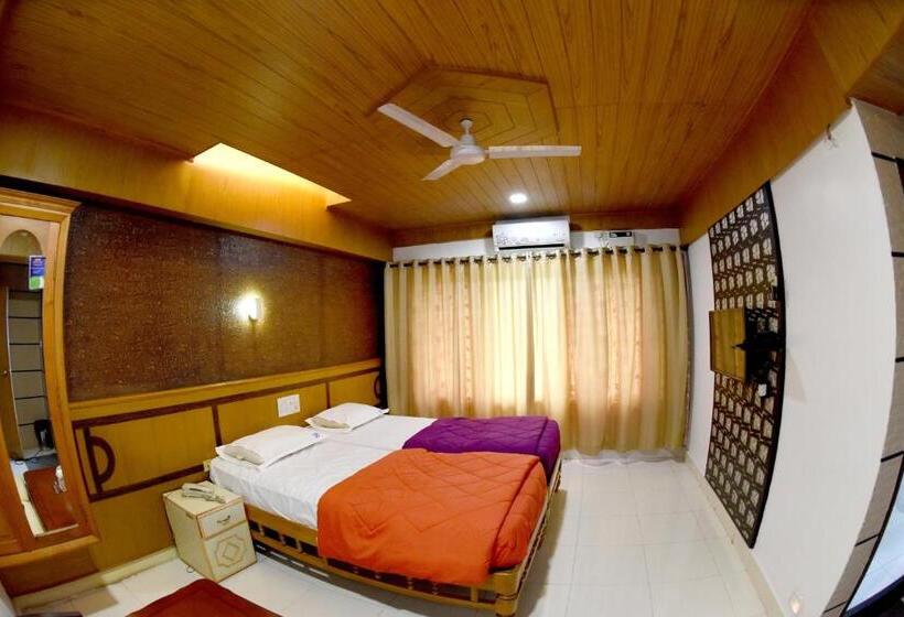 חדר דלוקס, Sharada International