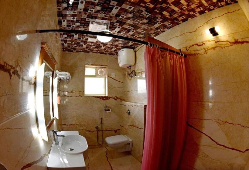 סוויטה, Sharada International