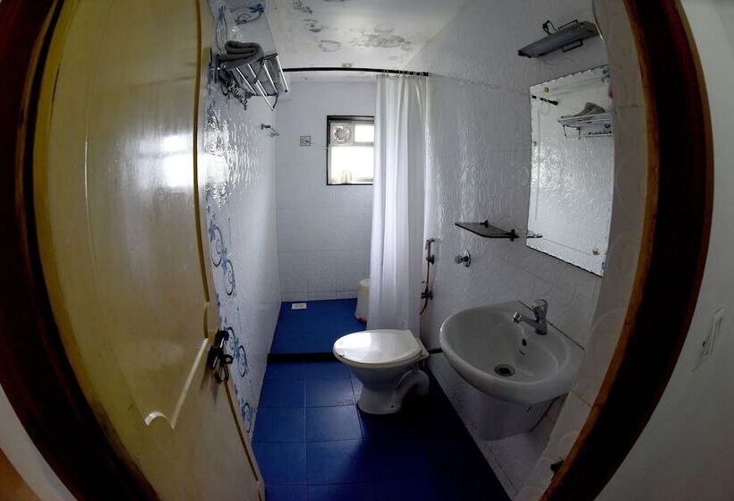 חדר דלוקס, Sharada International