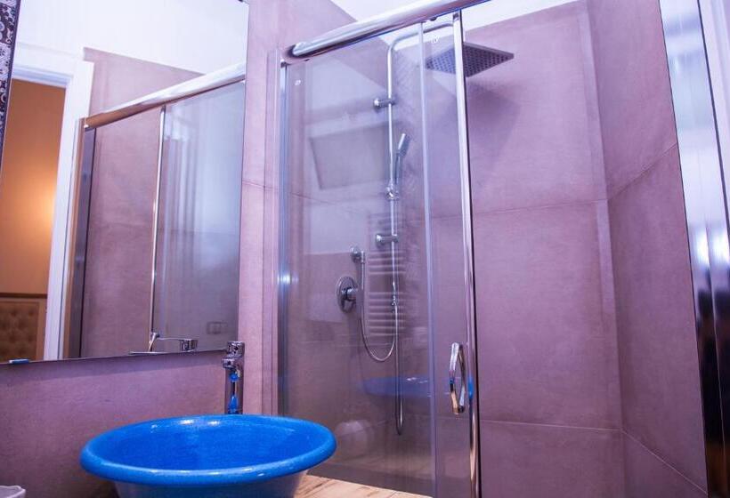 اتاق لوکس با چشم‌انداز باغ, Storie Di Mare