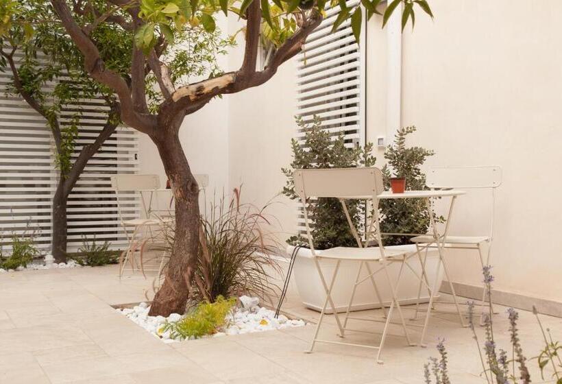 اتاق لوکس با چشم‌انداز باغ, Storie Di Mare