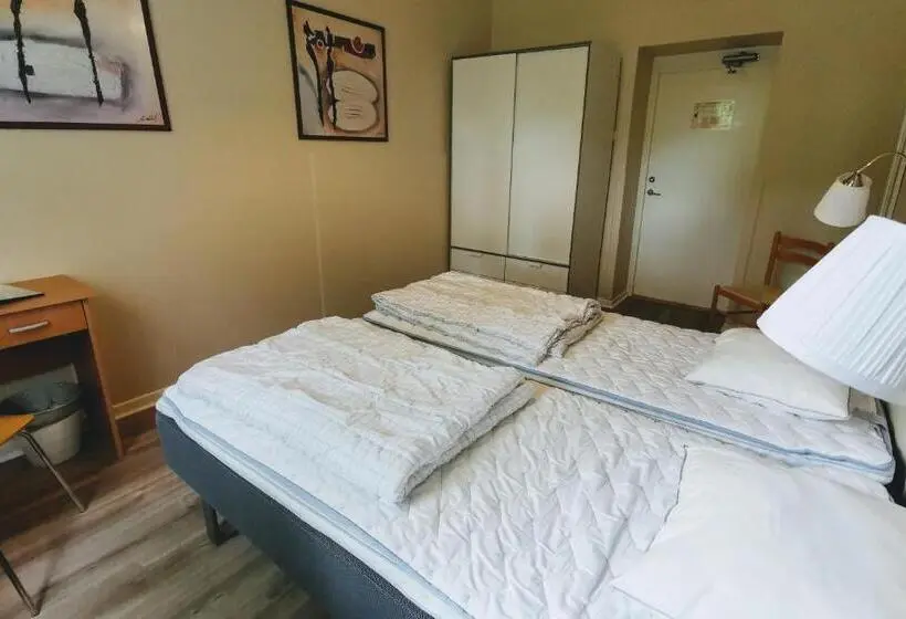 バス共有のスタンダードルーム, Falköpings Vandrarhem/hostel