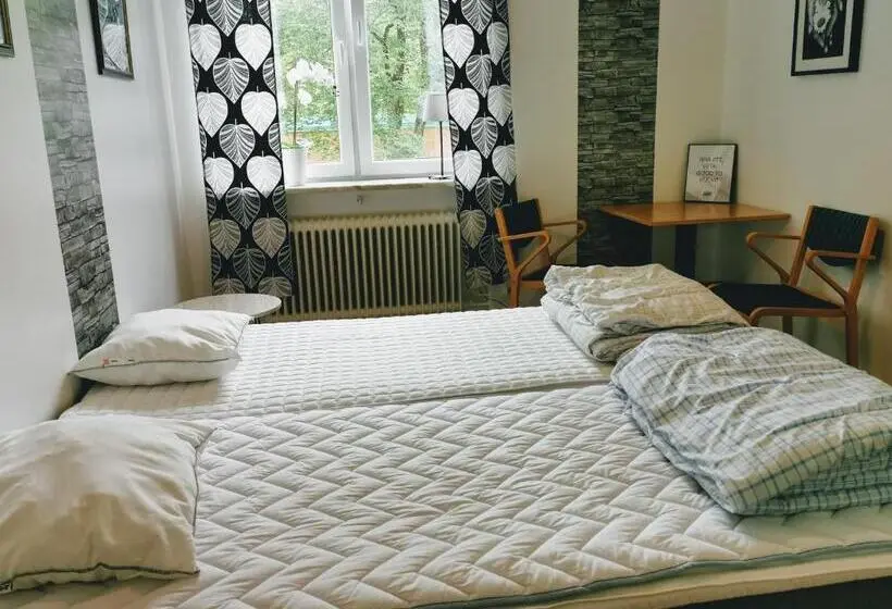バス共有のスタンダードルーム, Falköpings Vandrarhem/hostel