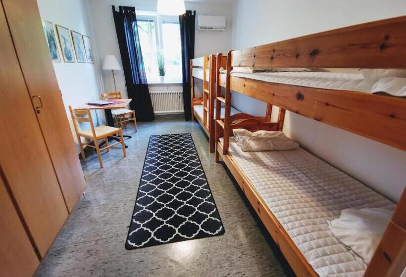 חדר סטנדרטי לארבעה עם חדר אמבטיה משותף, Falköpings Vandrarhem/hostel