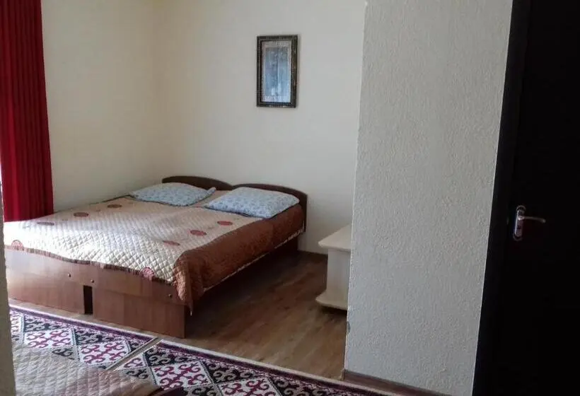 اتاق ساده سه‌ نفره, Inn Kochevnik