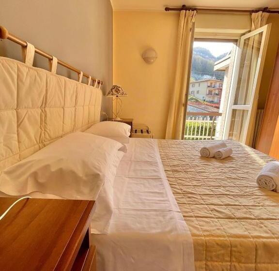 חדר לארבעה סטנדרטי עם מרפסת, La Sorgente