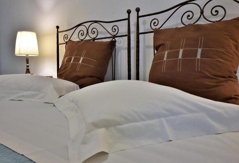 스탠다드 룸, Ostria Studios