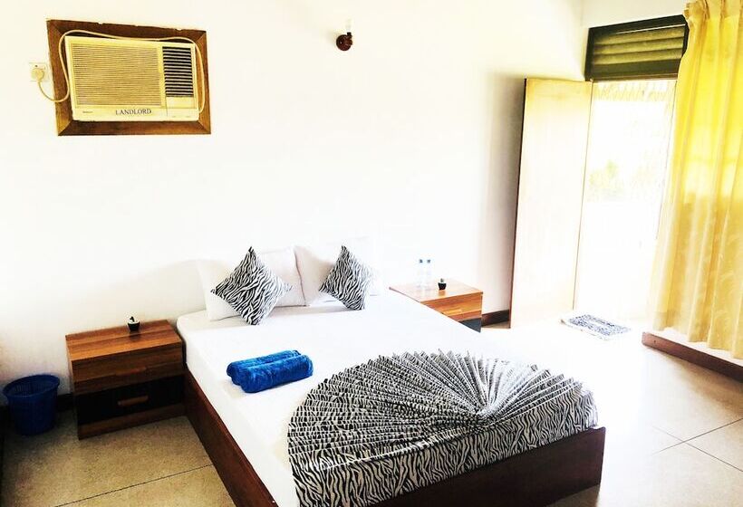 חדר דלוקס עם מרפסת, Trip  N  Chill Hostels Colombo Airport