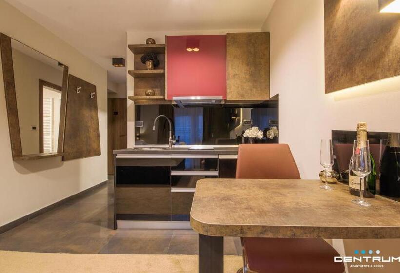 إستوديو ديلوكس, Centrum Osijek