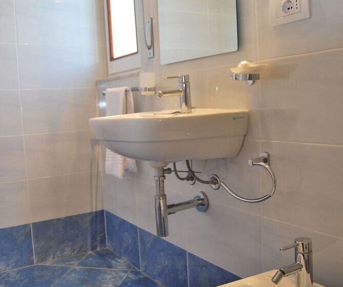 Camera Tripla Classica con Balcone, Laurin