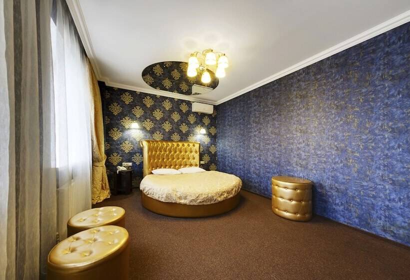 סוויטת ג'וניור, Marton Stachki