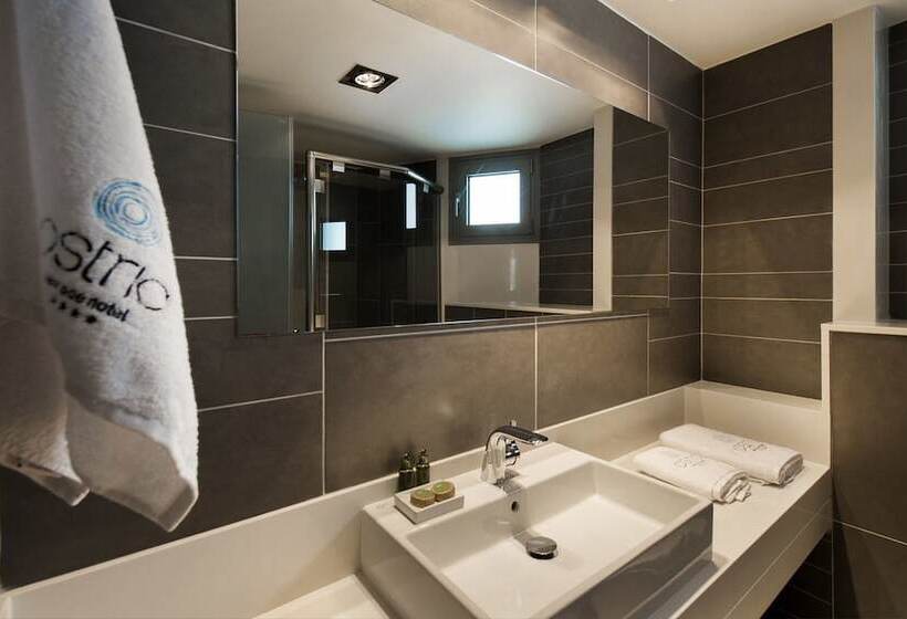 家庭间侧面带海景, Ostria Sea Side