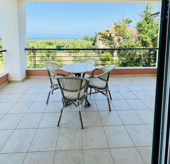 家庭间, Stomio Villague