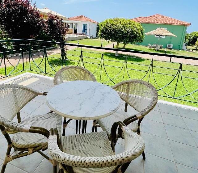 标准三人间, Stomio Villague