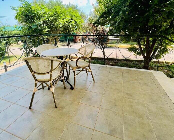 标准三人间, Stomio Villague