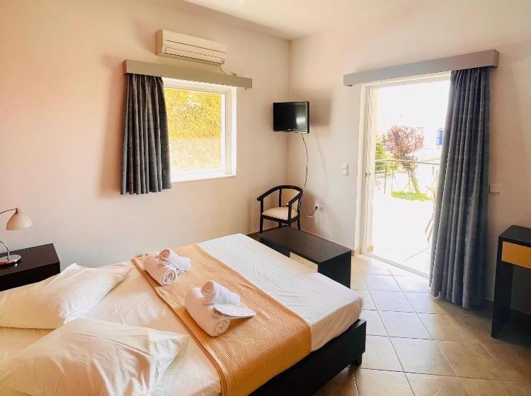 标准三人间, Stomio Villague