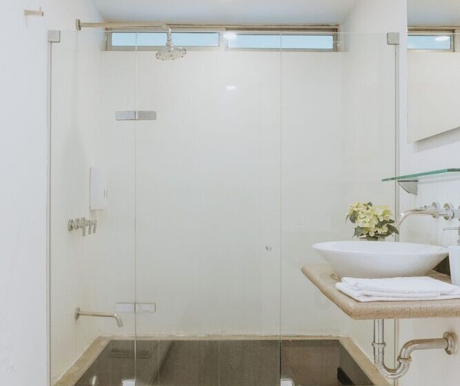 Семейный Номер, Travelers Orange Suites