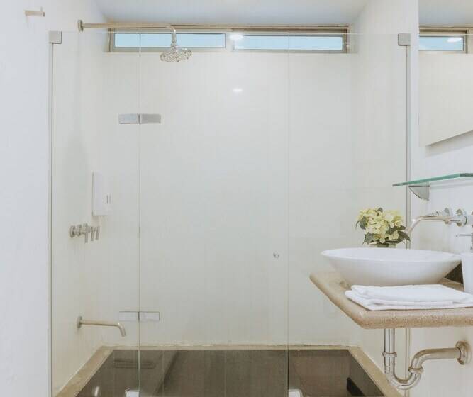 Семейный Номер, Travelers Orange Suites