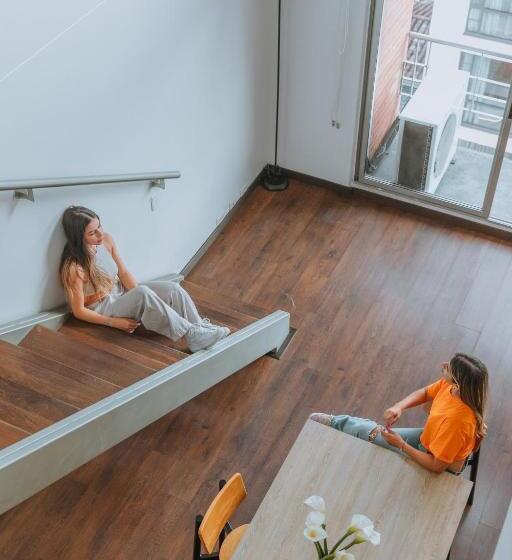패밀리 아파트, Travelers Orange Suites