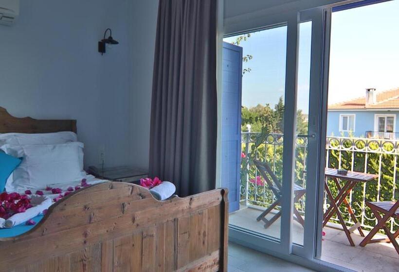 اتاق لوکس با بالکن, Alacaat Otel