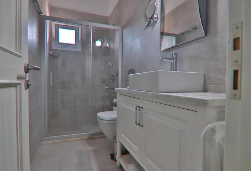 اتاق لوکس با بالکن, Alacaat Otel
