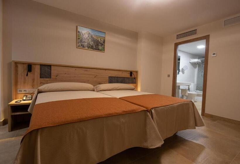 Номер Стандарт Трехместный, Hostal Las Grullas