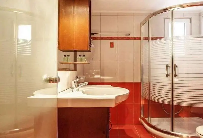 Chambre Triple Standard, Pirofani