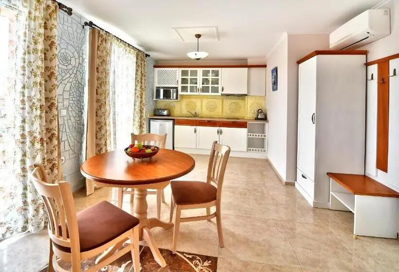 استودیوی لوکس, Sirena Palace Family