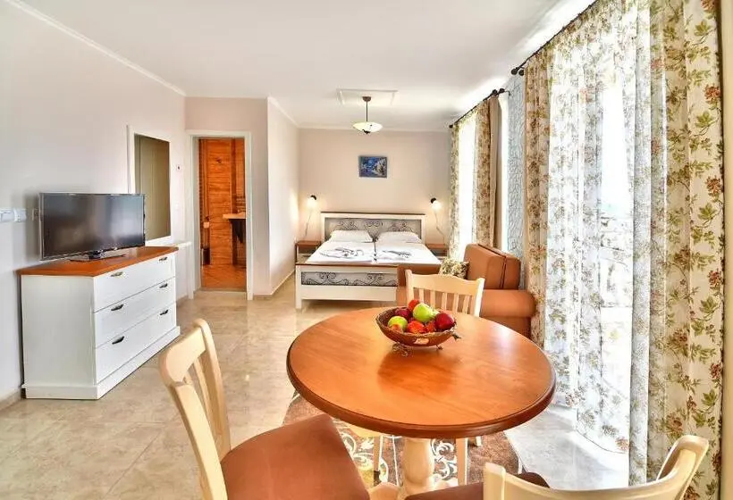 استودیوی لوکس, Sirena Palace Family