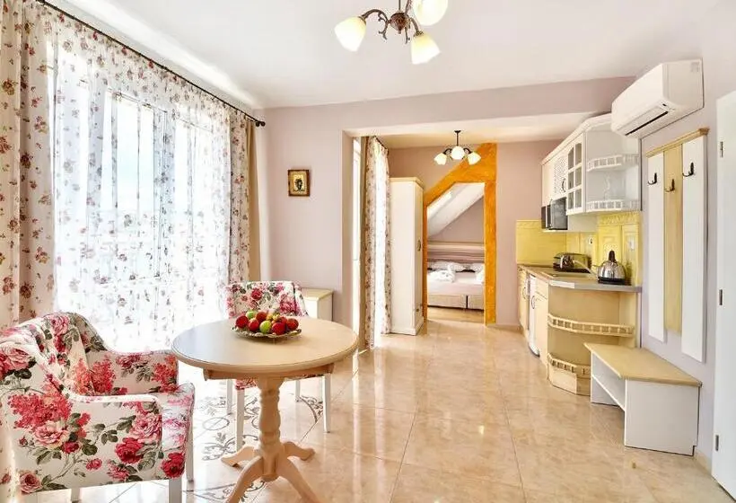 استودیوی استاندارد با چشم‌انداز دریا, Sirena Palace Family